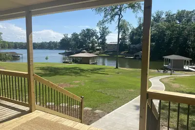 Image de LakeHouse w/ Great Views-Newly Renovated-private boat house/dock & fire pit