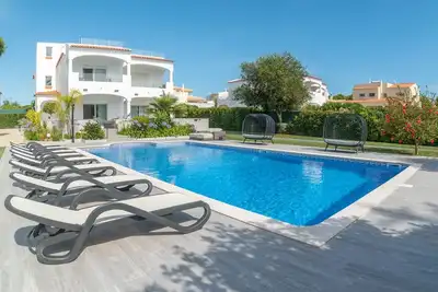 Image de Tilias - Villa avec piscine chauffée, Climatisation, Court de tennis privé, billard, Wi-Fi