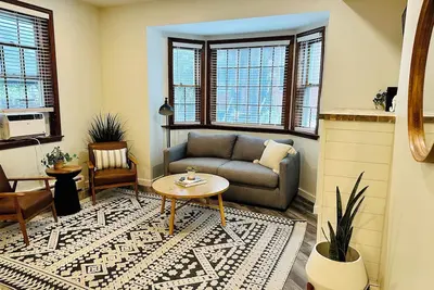 Image de Completely remodeled 2 bedroom apartment in Portland's West End