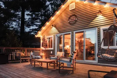 Image de Luxury Waterfront Cottage with Hot Tub in Downtown Washago, Ontario