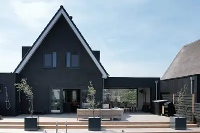 Image de Luxury vacation home including boat and heated veranda in Stavoren