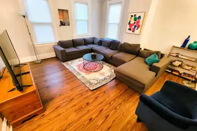 Image de Spacious Apt-Walk to Skyline Views + Free Parking