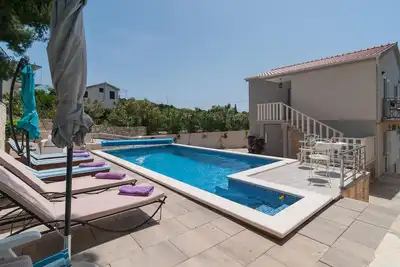 Image de Belle maison Ă Maslinica avec WiFi
