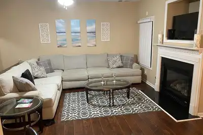Image de Only 2 miles from shopping, banking, food, entertainment, 15 to downtown Atlanta