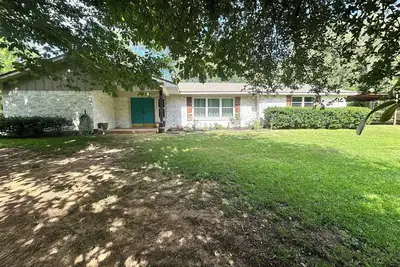 Image de New! 11 miles to Sfa on 5 acres 4 bedroom 2 bath house with a covered back porch