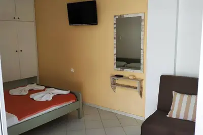 Image de A Studio With Balcony