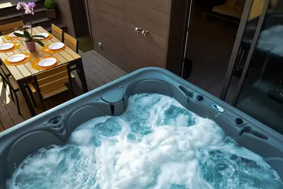 Image de Jacuzzi privé, sauna, borne d'arcade, terrasse, Ac, Gite le 14