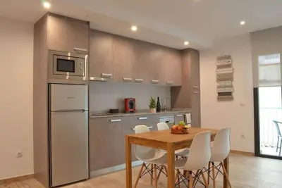 Image de 1. 2 New in center Roses with Wi-Fi, Ac and Tv sat at 60 m Mar