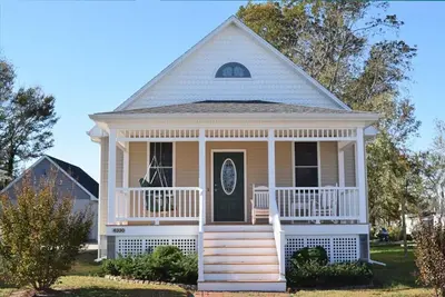 Image de Myrtle on Mumford- 2br | Screened Porch | Walk to Town