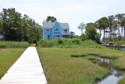 Image de Shell Seeker-Spacious Waterfront Home w/ Pier