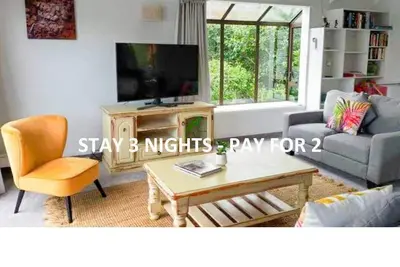 Image de Across Lake & 5 Min Walk to Town *No Service Fee*