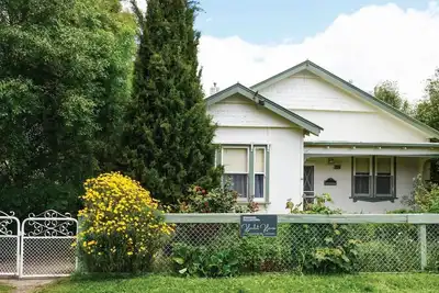 Image de Houlet House Summary: