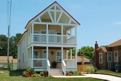 Image de Sunny Claire- Beautiful In Town Cottage w/ Hot Tub