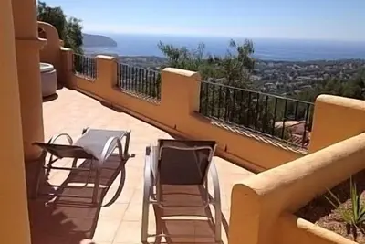Image de Villa de 4 chambres exposée sud avec jacuzzi (optional), superbe vue sur la mer