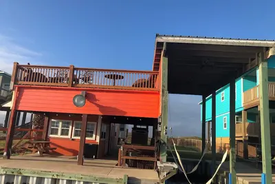 Image de \"Pogue Life\"  Intercoastal Fishing Camp with boat lift Sargent, Texas