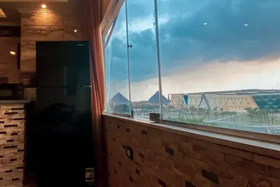 Image de Deluxe apartment in a building with an elevator with amazing Pyramids view