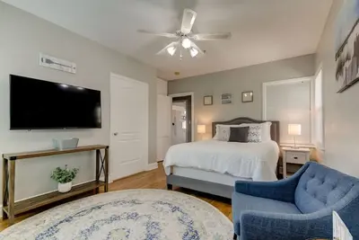Image de Holiday Sale! Nice Downtown Dunedin Bungalow!