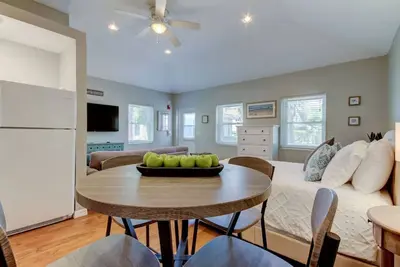 Image de Spacious studio in Downtown Dunedin! Super Cute and Comfortable!