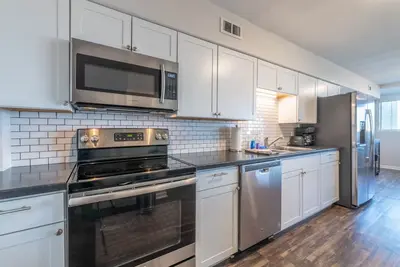 Image de 🌃Stylish & Comfy | 5⭐️Location, Views, Queen Beds🌌