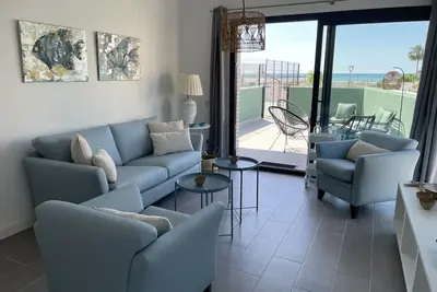 Image de Frontline apartment with pool & parking and incredible views on quiet beach