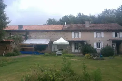 Image de maison de campagne (jacuzzi/terrasse/parc/ randonnées/champignons)