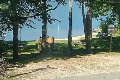 Image de Lakeside 3 Bedroom House Across From Association Beach!