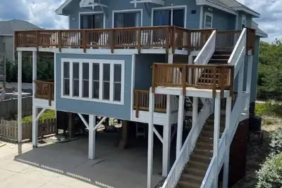 Image de Suzie’s Sunshine - Oceanside Corolla Beach House minutes from the beach; Hot Tub