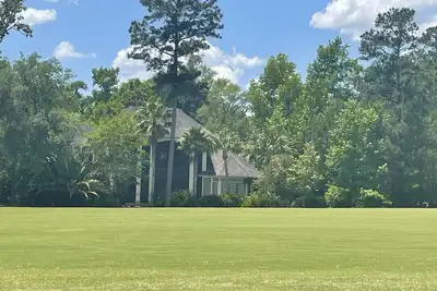 Image de Golf Course Luxury Home with Waterfront, Dock, Pool, Fishing and Views!