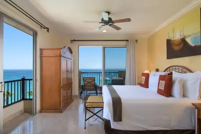 Image de Located on the pristine Madero beach
