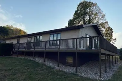 Image de Lake property just a few blocks from public beach. Marina a mile away.
