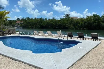 Image de Waterfront Private Home-7 Br, 6 Full Ba, Pool, 80' Dock, Parking, Screened Porch