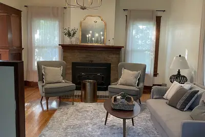 Image de Beautiful historic home in downtown Centralia, just 20 minutes from Columbia, Mo