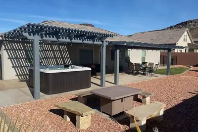 Image de Stunning Oasis Home with Hot Tub 30 day rentals