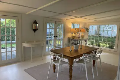 Image de Chic sunny 2bedroom guest cottage 5 mins from beach and village