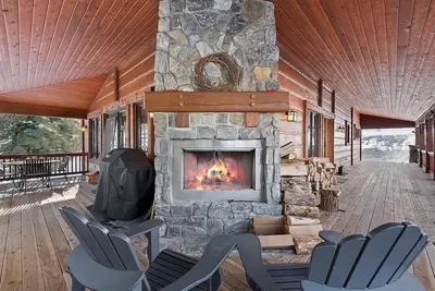 Image de Peaceful Cabin with a hot tub and outdoor fireplace. Ski in ski out property.