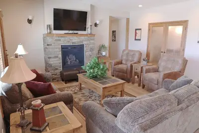 Image de Rent 8, 9, 10 or 11 rooms with group kitchen, living & dining areas.