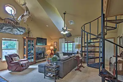 Image de Charming Vian Retreat w/ Private Deck & Grills!