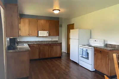 Image de 3 bed 1 bath ranch style home a half a block to trail and 10 mins to Mtu