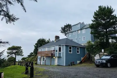 Image de Rustic, Vintage Ocean View Suite W/Full Kitchen, Shared View Deck&Wood Burn Fp