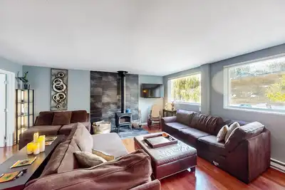 Image de Charming Condo with Wood-Burning Fireplace, Shared Pool, and High-Speed WiFi