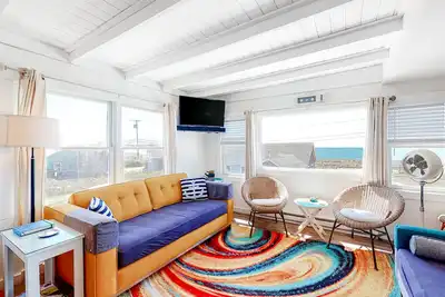 Image de Fresh Oceanfront Cottage w/Free WiFi, Private Beach Access, Deck, & Partial A/C