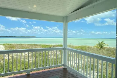 Image de Luxury Beachfront Home with Tiki Hut, Sundeck, Kayaks/Paddleboards/Rental Skiff