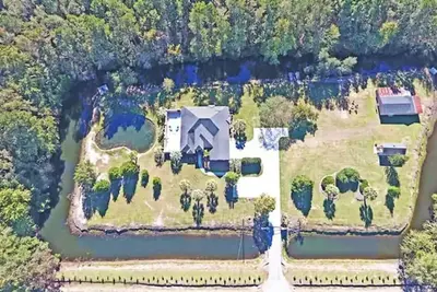Image de Paradise Palms surrounded by man made mote in Manning, South Carolina!