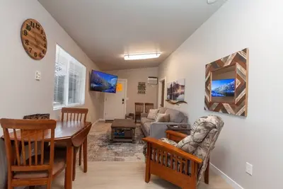 Image de Comfortable Duplex Unit - Beautiful Lake Views!