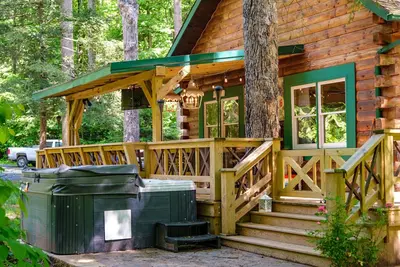 Image de Cabin By The Creek! Inground Pool! Spa!