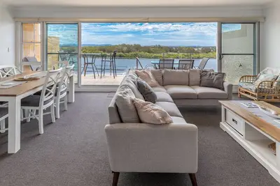 Image de Regatta 23- luxury and views of both the lake and the mountains!