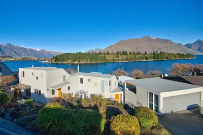 Image de Villas Lake Terrace- Sleeps 12 - Walk to town
