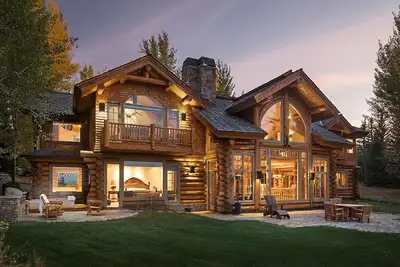 Image de Wyoming style villa located near Wilson, with expansive Snake River views.