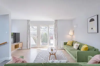 Image de 3 Bedroom Jesus Green Townhouse with Parking