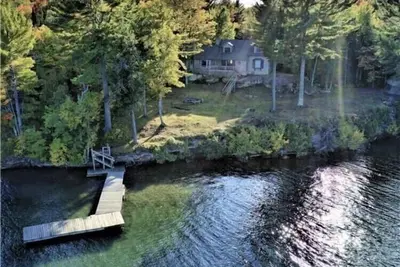 Image de The Point and Cottage - Lakefront property with spectacular views!